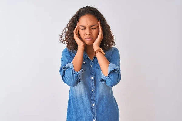 Jeune Femme Brésilienne Portant Chemise Denim Debout Sur Fond Blanc — Photo