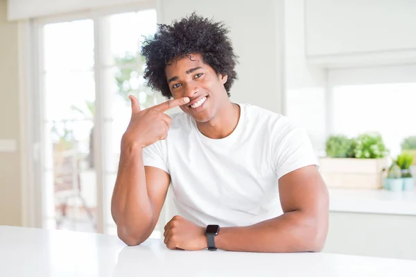 Jonge Afro Amerikaanse Man Die Een Casual Wit Shirt Draagt — Stockfoto