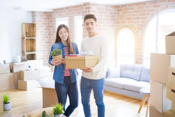 Vackra unga asiatiska paret ser glad och leende upphetsad m — Stockfoto