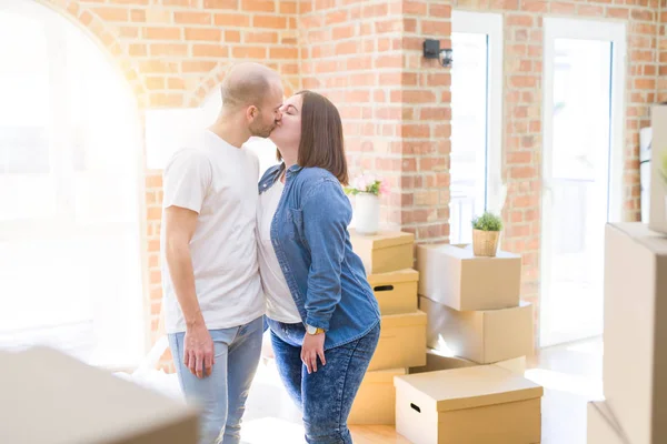Молодая пара вместе улыбается счастливо переезжая в новый дом — стоковое фото