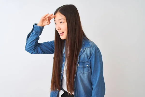 Jonge Chinese Vrouw Draagt Denim Shirt Staan Geïsoleerde Witte Achtergrond — Stockfoto