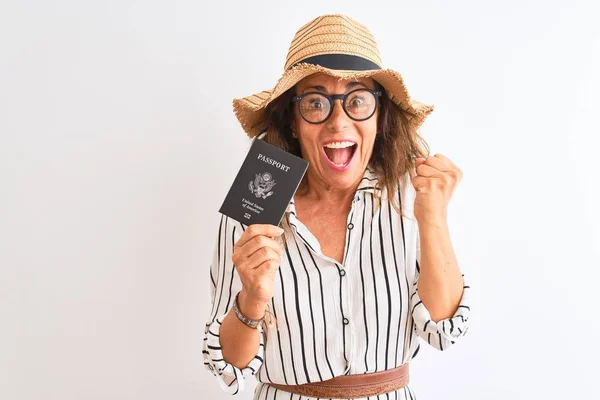 Senior Turist Kvinna Bär Hatt Glasögon Håller Usa Pass Över — Stockfoto