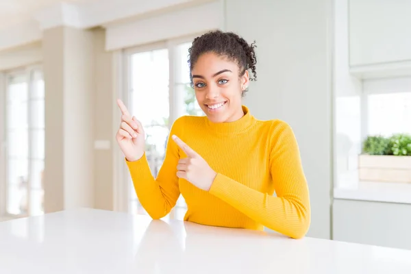 Mulher Americana Africana Bonita Com Cabelo Afro Vestindo Uma Camisola — Fotografia de Stock