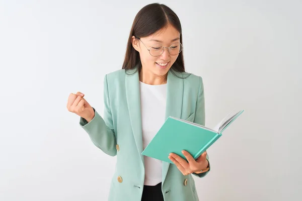 Joven Estudiante China Con Gafas Leyendo Libro Sobre Fondo Blanco — Foto de Stock