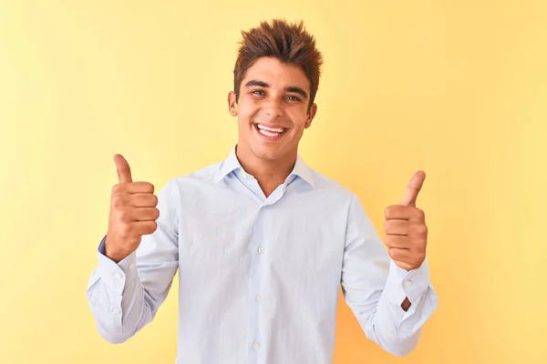 Der Junge Gutaussehende Geschäftsmann Trägt Elegantes Hemd Über Gelbem Hintergrund — Stockfoto