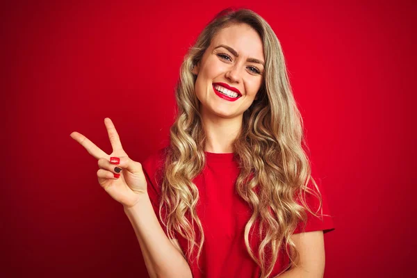 Junge Schöne Frau Einfachem Shirt Die Über Rotem Isoliertem Hintergrund — Stockfoto