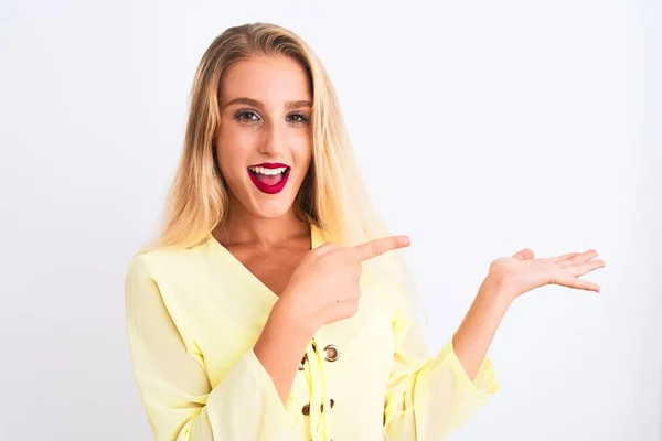 Jovem Mulher Bonita Vestindo Elegante Camiseta Amarela Sobre Fundo Branco — Fotografia de Stock