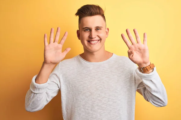 Jonge Knappe Man Draagt Witte Casual Shirt Staan Geïsoleerde Gele — Stockfoto