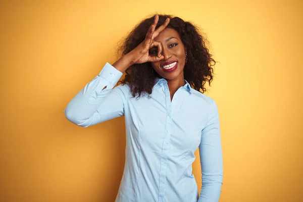 Afroamerikansk Affärskvinna Bär Elegant Skjorta Över Isolerad Gul Bakgrund Gör — Stockfoto