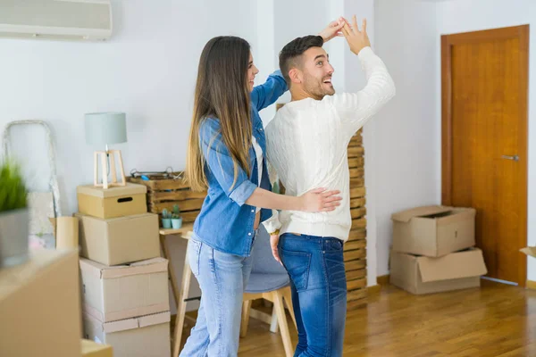 Beau jeune couple déménageant dans une nouvelle maison, dansant dans l'amour cel — Photo