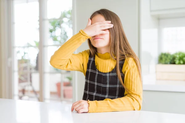 Junges Schönes Blondes Mädchen Das Hause Einen Lässigen Gelben Pullover — Stockfoto