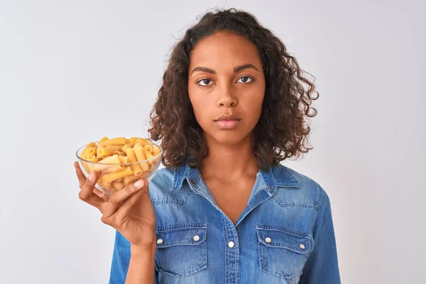 Mujer Brasileña Joven Sosteniendo Tazón Con Pasta Macarrones Sobre Fondo — Foto de Stock