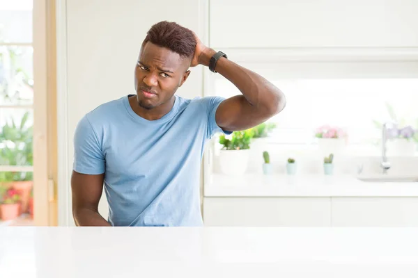 Een Knappe Afro Amerikaanse Man Die Thuis Een Casual Shirt — Stockfoto