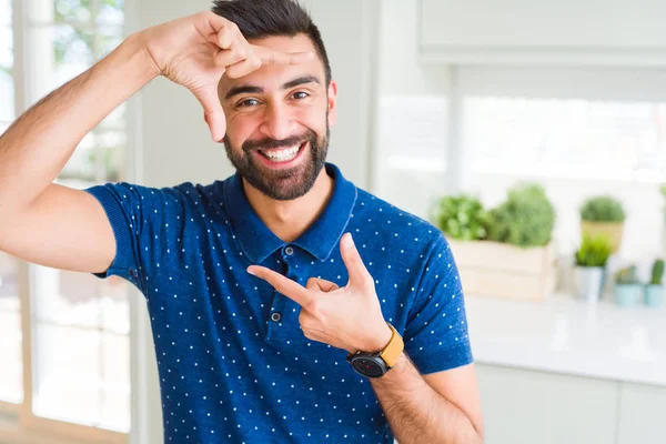 Bonito Homem Hispânico Casa Sorrindo Fazendo Moldura Com Mãos Dedos — Fotografia de Stock