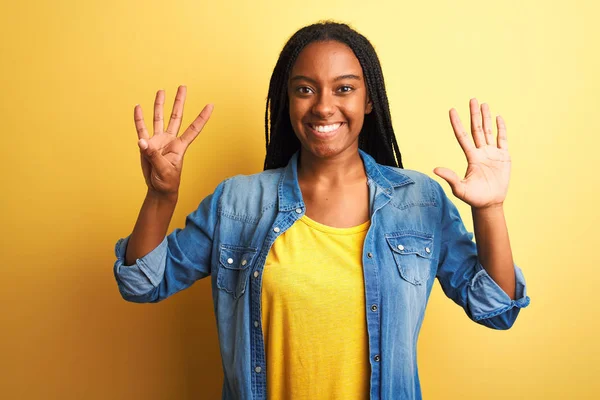 Ung Afrikansk Amerikansk Kvinna Bär Denim Skjorta Stående Över Isolerad — Stockfoto