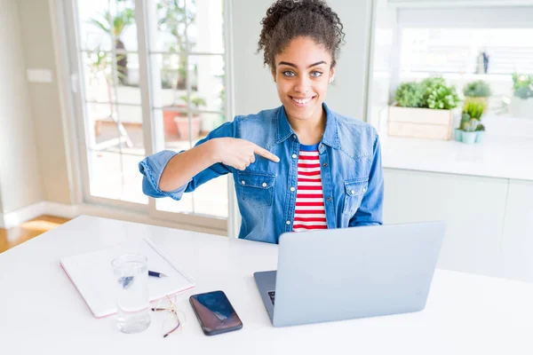 Joven Estudiante Afroamericana Usando Computadora Portátil Con Cara Sorpresa Señalando — Foto de Stock