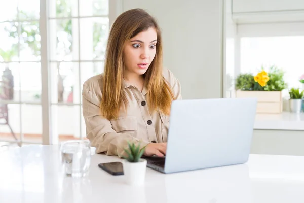 Güzel Genç Bir Kadın Bilgisayar Kullanıyor Şaşırmış Bir Yüzle Korkmuş — Stok fotoğraf