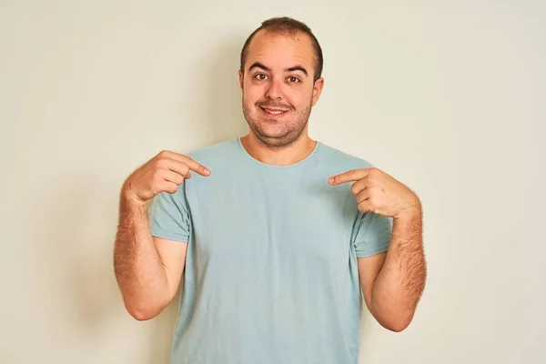 Giovane Uomo Che Indossa Blu Casual Shirt Piedi Sopra Isolato — Foto Stock