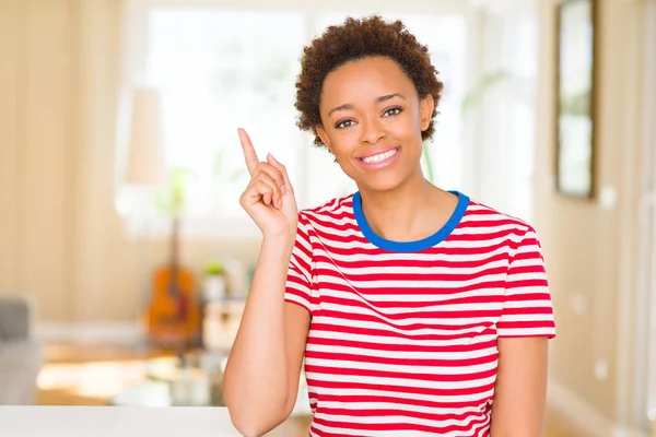 Jonge Mooie Afrikaanse Amerikaanse Vrouw Thuis Met Een Grote Glimlach — Stockfoto