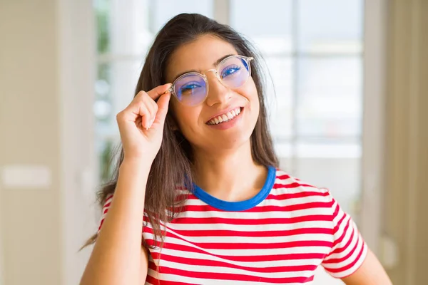 Junge Schöne Frau Lächelt Fröhlich Und Trägt Eine Brille Die — Stockfoto