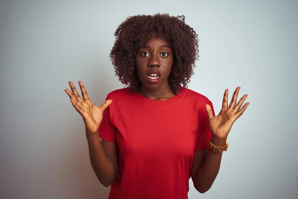 Junge Afrikanische Afro Frau Trägt Rotes Shirt Über Isoliertem Weißem — Stockfoto