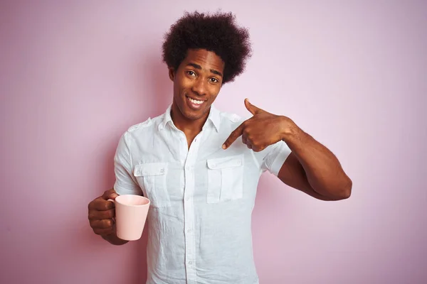 Ung Afrikansk Amerikansk Man Dricker Kopp Kaffe Stående Över Isolerade — Stockfoto