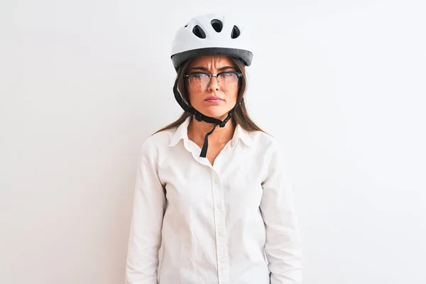 漂亮的女商人戴着眼镜和自行车头盔 在孤立的白色背景下显得怀疑和紧张 因为问题而皱着眉头 消极的人 — 图库照片