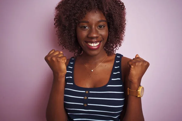 Jonge Afrikaanse Vrouw Met Gestreept Shirt Een Geïsoleerde Roze Achtergrond — Stockfoto