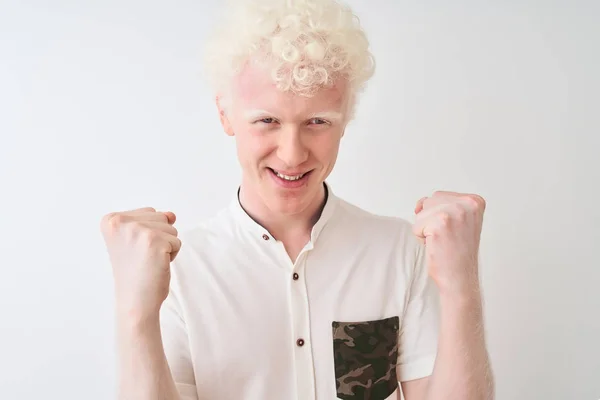 Joven Hombre Rubio Albino Vistiendo Camisa Casual Pie Sobre Fondo —  Fotos de Stock