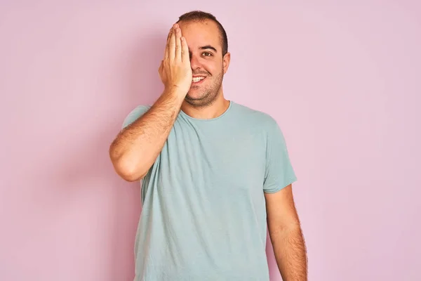 Hombre Joven Con Camiseta Casual Azul Pie Sobre Fondo Rosa — Foto de Stock