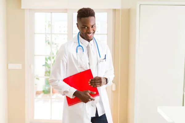 Afričan americký doktor se usmíval na stetoskop a drží — Stock fotografie
