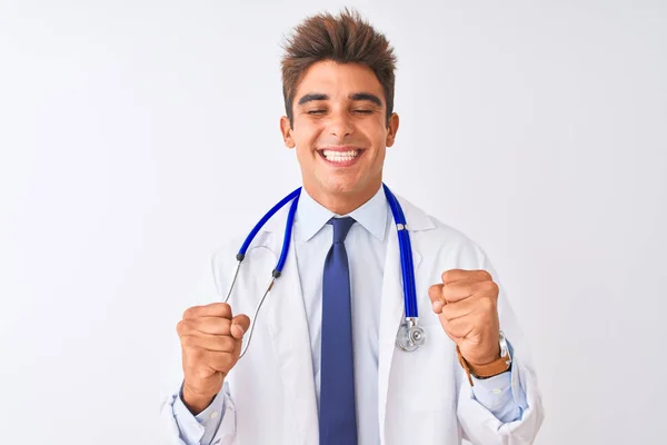 Mladý Pohledný Lékař Stetoskopu Nad Izolovaným Bílým Pozadím Nadšený Úspěchem — Stock fotografie