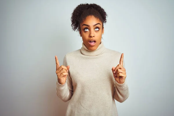 Afroamericano Donna Indossa Inverno Dolcevita Maglione Isolato Sfondo Bianco Stupito — Foto Stock