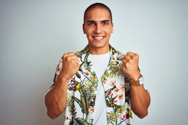Młody Przystojny Mężczyzna Wakacjach Hawajskiej Koszuli Białym Tle Świętując Zaskoczony — Zdjęcie stockowe