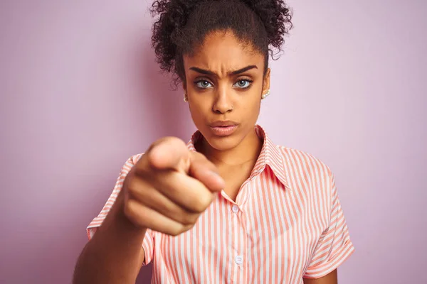 Donna Afroamericana Che Indossa Camicia Righe Casual Piedi Sopra Isolato — Foto Stock