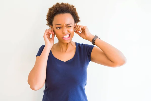 Joven Mujer Afroamericana Hermosa Sobre Fondo Blanco Cubriendo Las Orejas —  Fotos de Stock