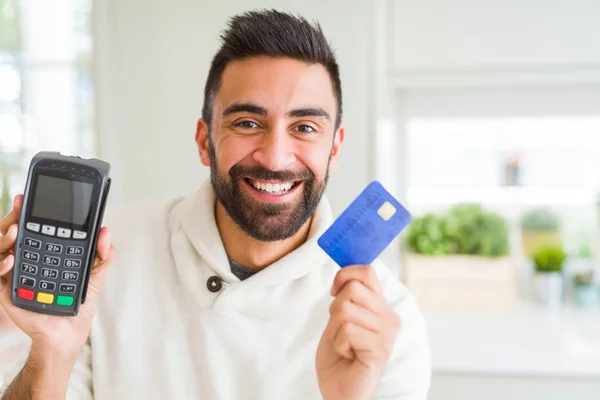 Business man leende och håller försäljningsstället Terminal och cred — Stockfoto