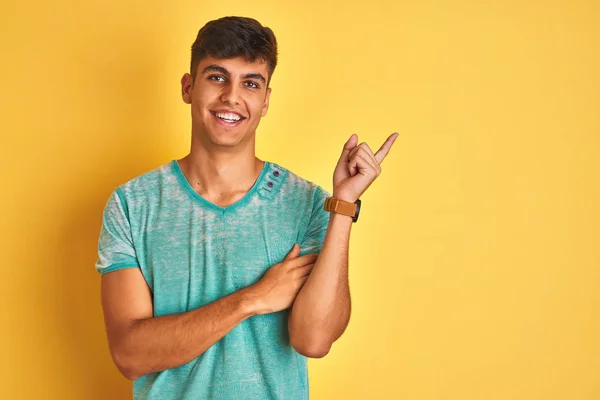 Jeune Homme Indien Portant Shirt Vert Debout Sur Fond Jaune — Photo