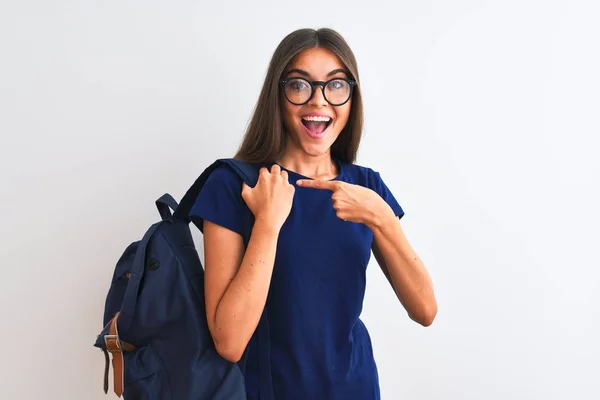 Jovem Bela Estudante Mulher Usando Mochila Óculos Sobre Fundo Branco — Fotografia de Stock