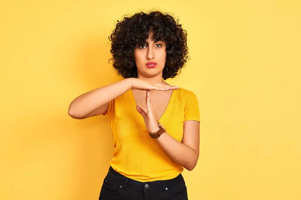 Ung Arabiska Kvinna Med Lockigt Hår Bär Shirt Stående Över — Stockfoto