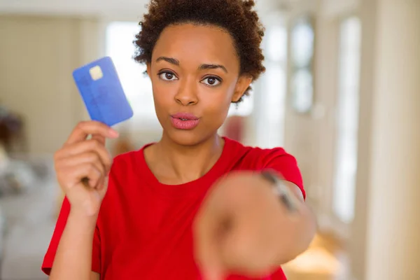 Junge Afrikanisch Amerikanische Frau Mit Kreditkarte Zeigt Mit Dem Finger — Stockfoto