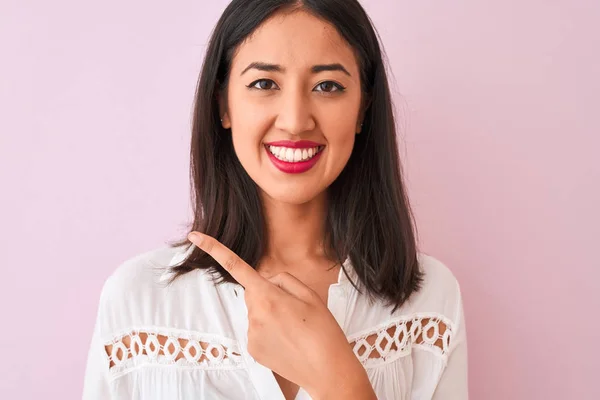 분홍색 서있는 셔츠를 여성은 얼굴에 행복하고 자연스러운 표정으로 손가락으로 가리키는 — 스톡 사진