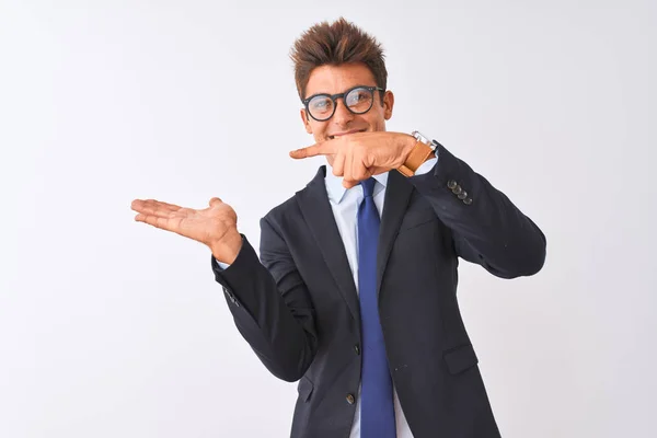 Jovem Empresário Bonito Vestindo Terno Óculos Sobre Fundo Branco Isolado — Fotografia de Stock