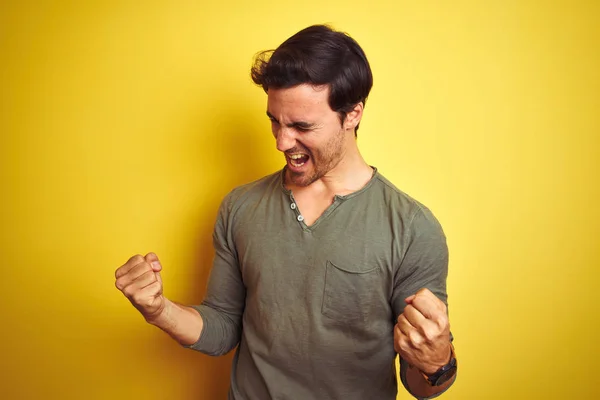 Junger Gutaussehender Mann Lässigem Shirt Der Vor Isoliertem Gelben Hintergrund — Stockfoto