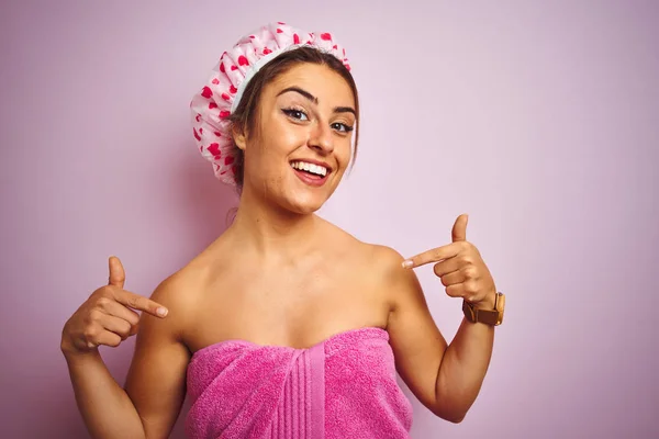 Jovem Mulher Bonita Vestindo Toalha Touca Banho Sobre Fundo Rosa — Fotografia de Stock