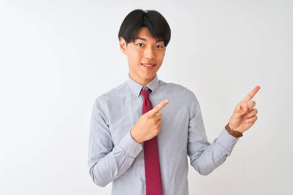 Chinesischer Geschäftsmann Mit Eleganter Krawatte Steht Lächelnd Vor Isoliertem Weißem — Stockfoto