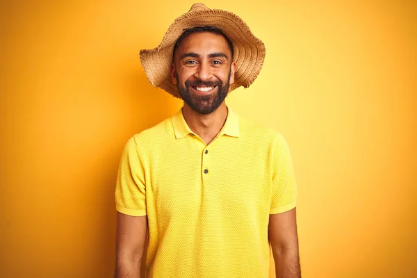 Jovem Índio Férias Usando Chapéu Verão Sobre Fundo Amarelo Isolado — Fotografia de Stock