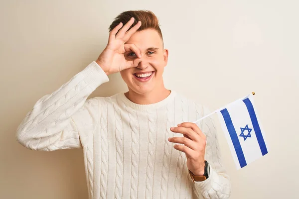 Jonge Knappe Man Houdt Israël Vlag Geïsoleerde Witte Achtergrond Met — Stockfoto