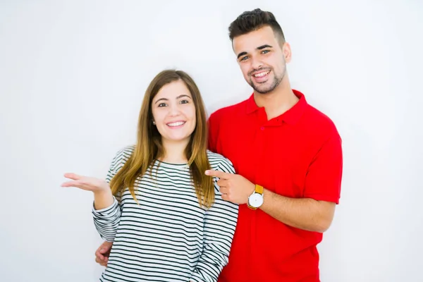 Jovem Casal Bonito Juntos Sobre Fundo Isolado Branco Espantado Sorrindo — Fotografia de Stock