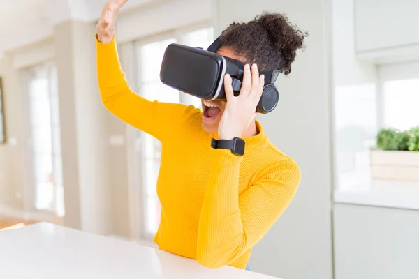 Jovem afro-americana jogando jogo de realidade virtual usando — Fotografia de Stock